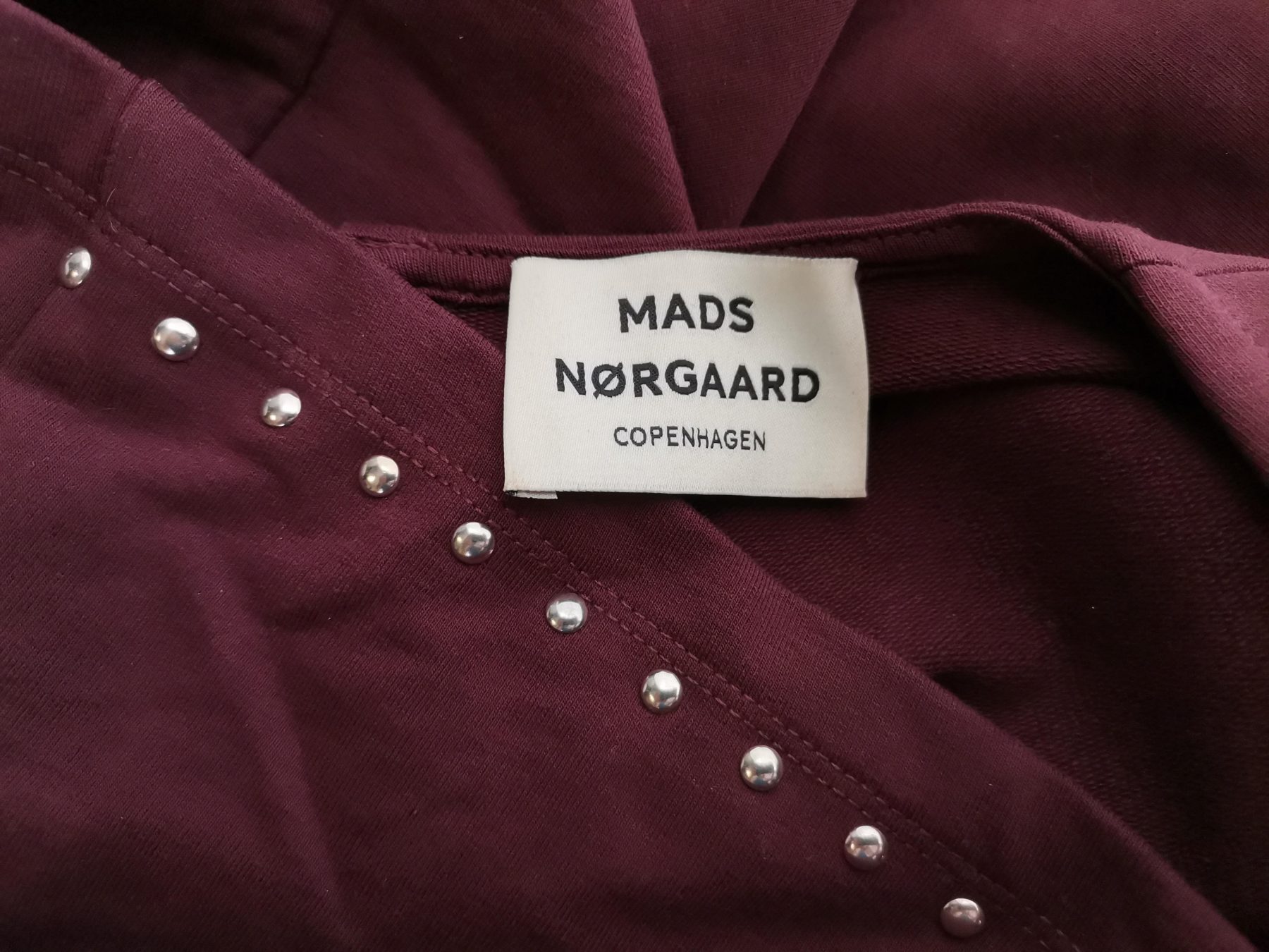 Mads Norgaard Copenhagen Stl S Färg Vinröd Rund urringning Skal Klänning Kortärmad Knälängd Material Bomull