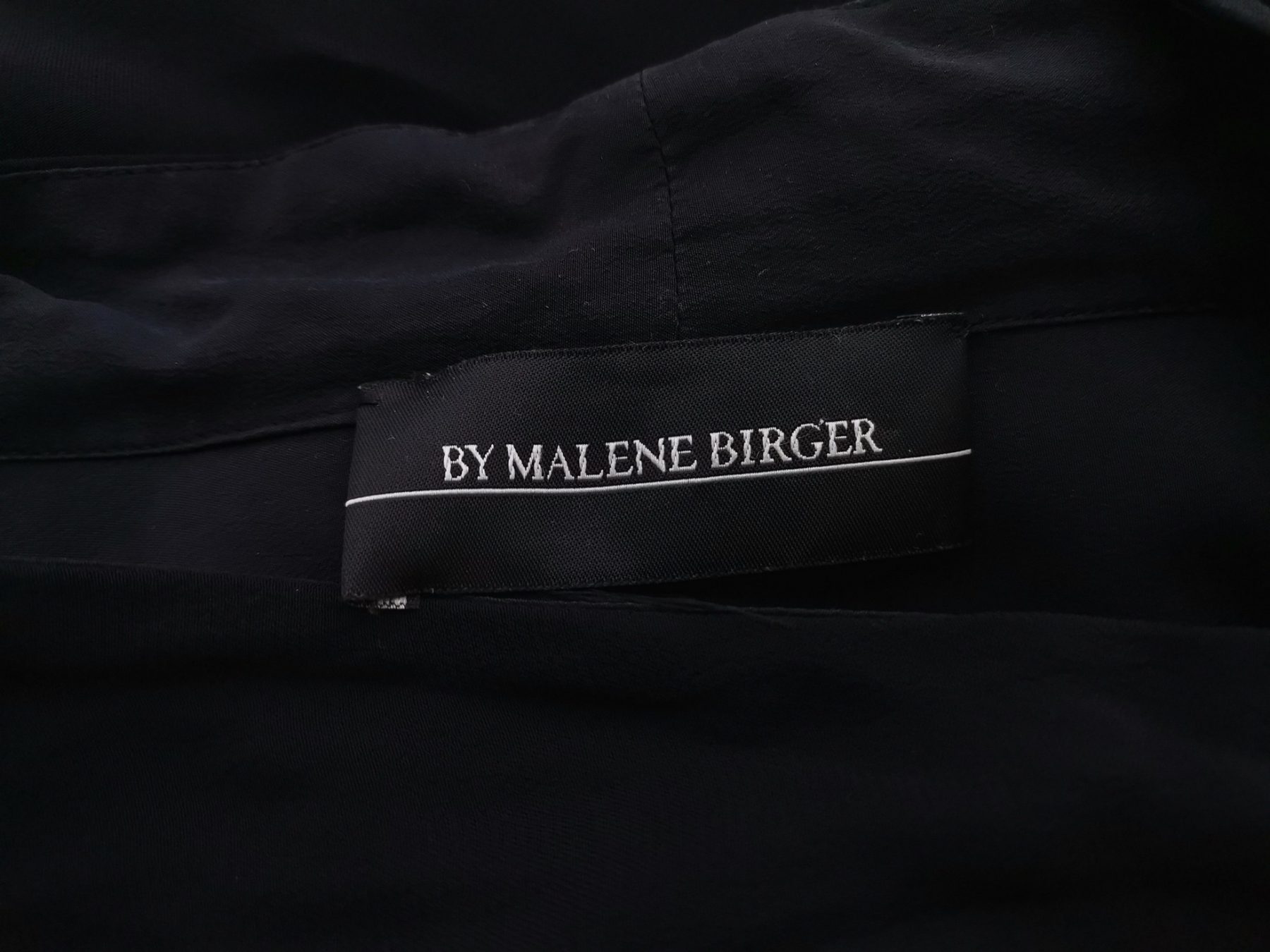 BY MALENE BIRGER Stl 36 Färg Svart V-ringning Omlott Blus Långärmad Material Viskos 100%