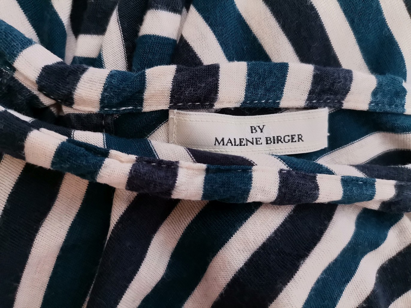 BY MALENE BIRGER Stl L Färg Marinblå Ränder Rund urringning Tunika blus Långärmad Material Tencel 100%