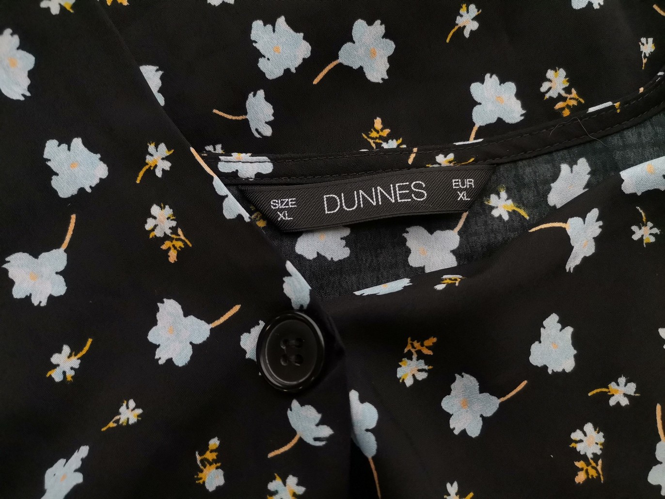 Dunnes Stl XL Färg Svart V-ringning Knäppt Blus ärm 3/4