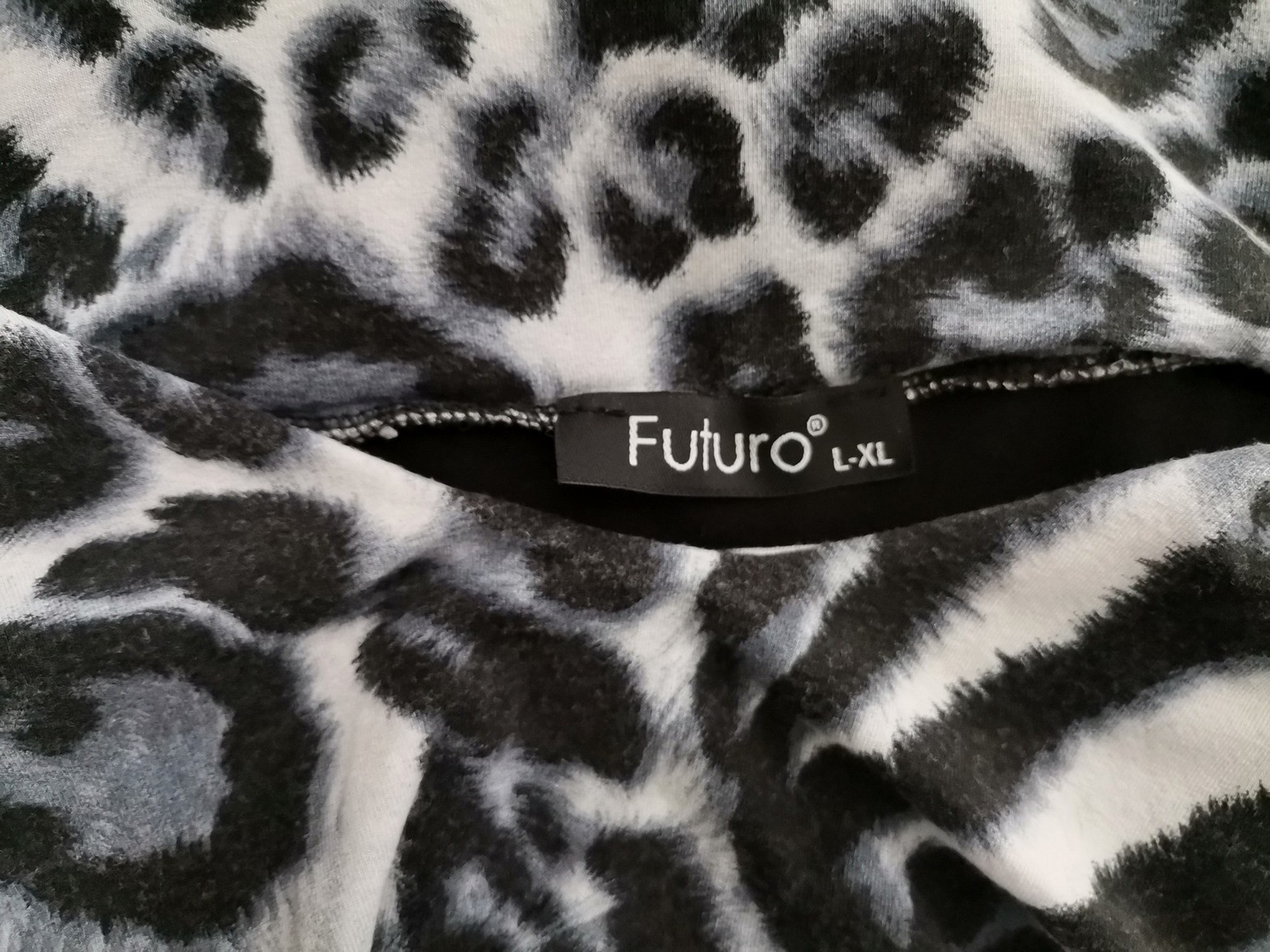 Futuro Stl L/XL Färg Svart Djurtryck V-ringning Kroppsnära Klänning Ärmlös Knälängd Material Viskos