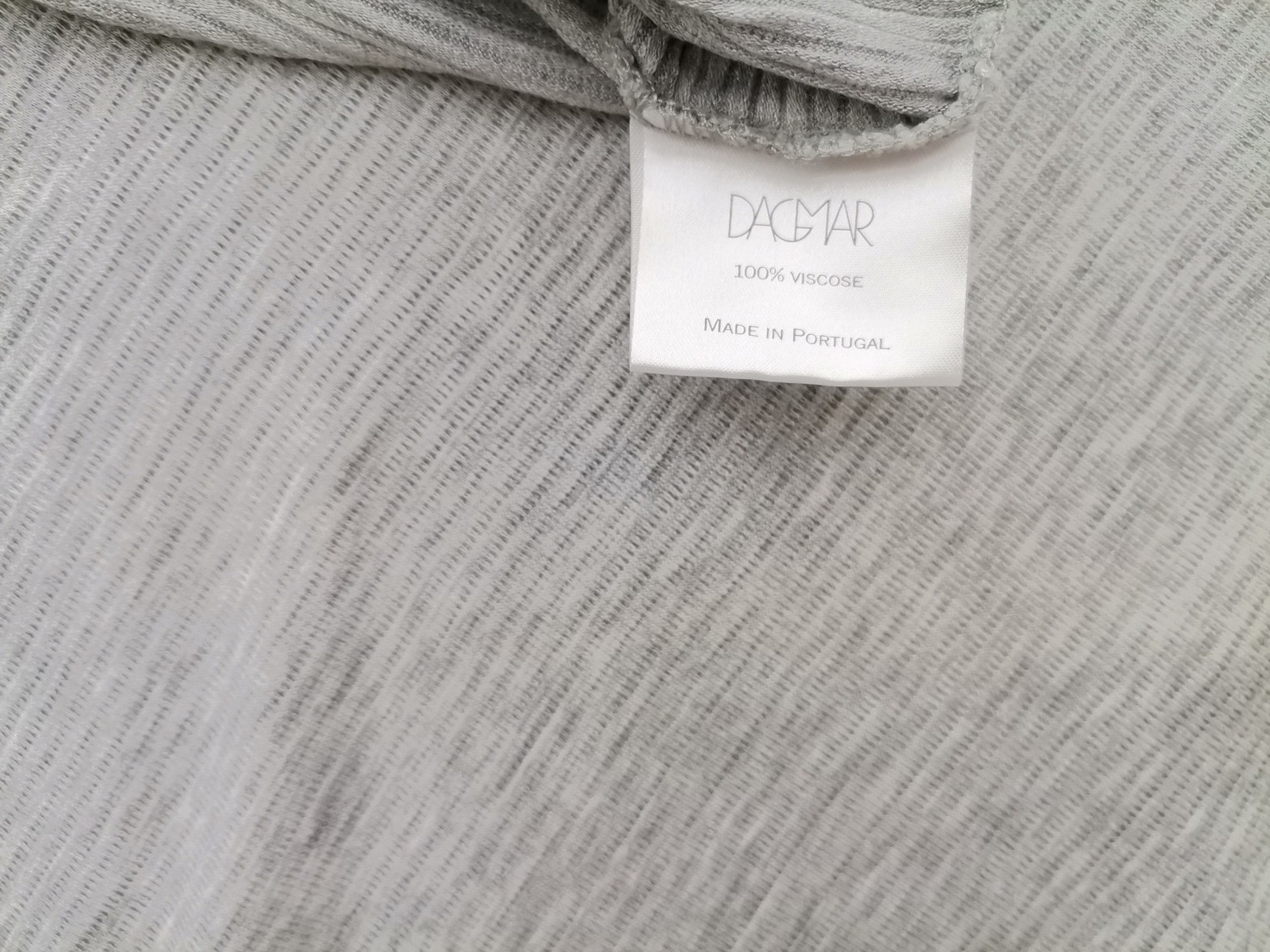 Dagmar Stl XS Färg Grå V-ringning Blus ärm 3/4 Material Viskos 100%