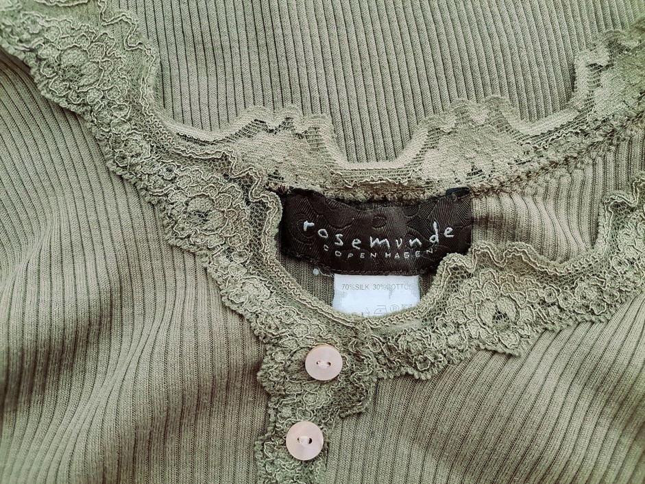 Rosemunde Stl XL Färg Khaki V-ringning Blus Kortärmad Material Siden