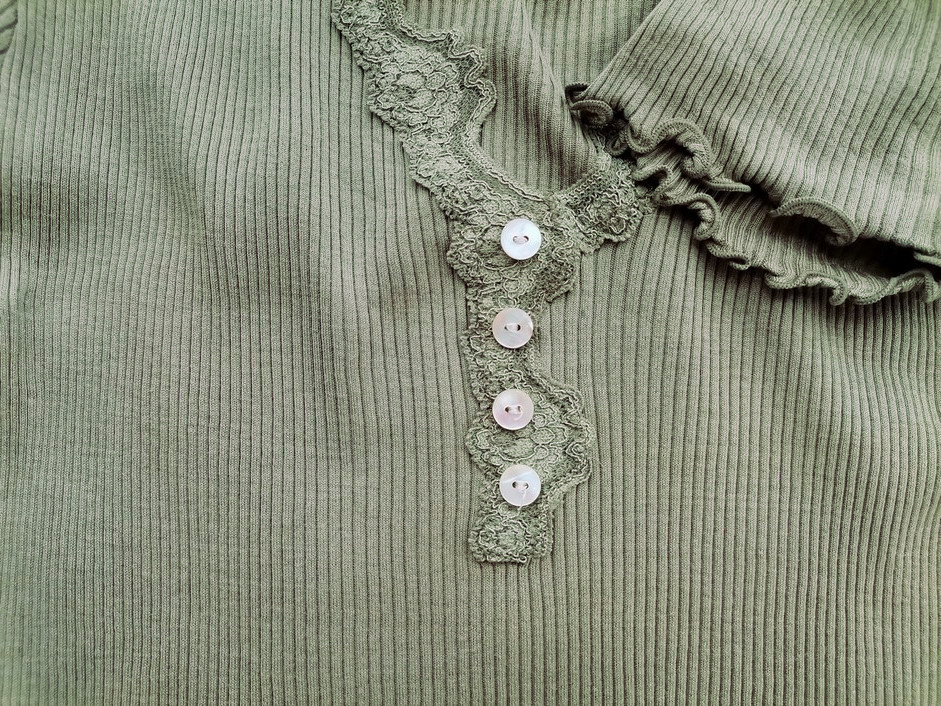 Rosemunde Stl XL Färg Khaki V-ringning Blus Kortärmad Material Siden