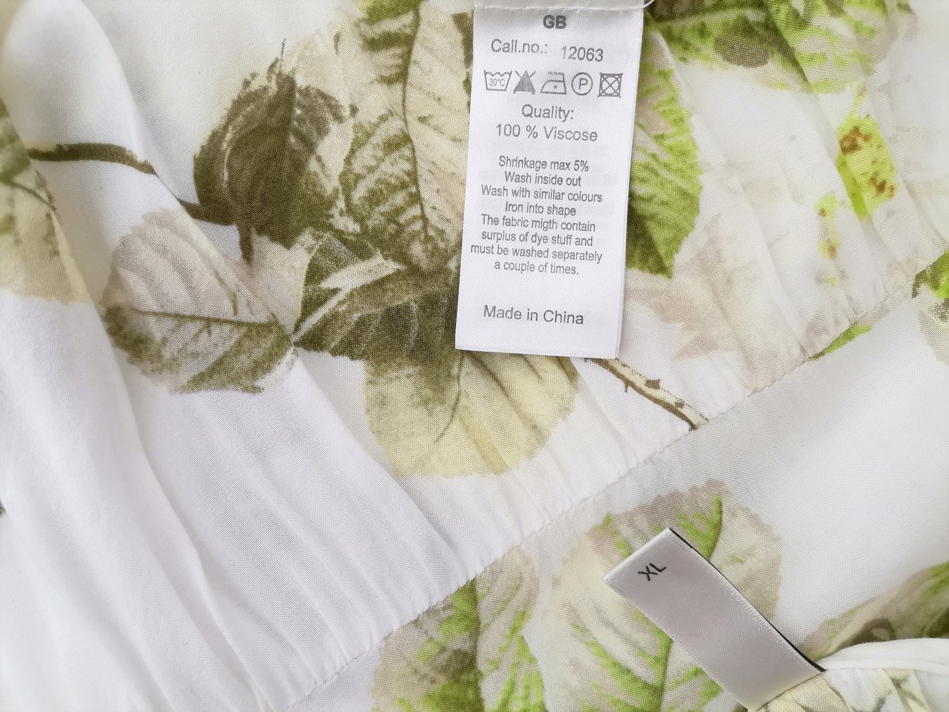 Soyaconcept Stl XL Färg Vit Floral Blad V-ringning Popover Blus Knappar Ärmlös Material Viskos 100%