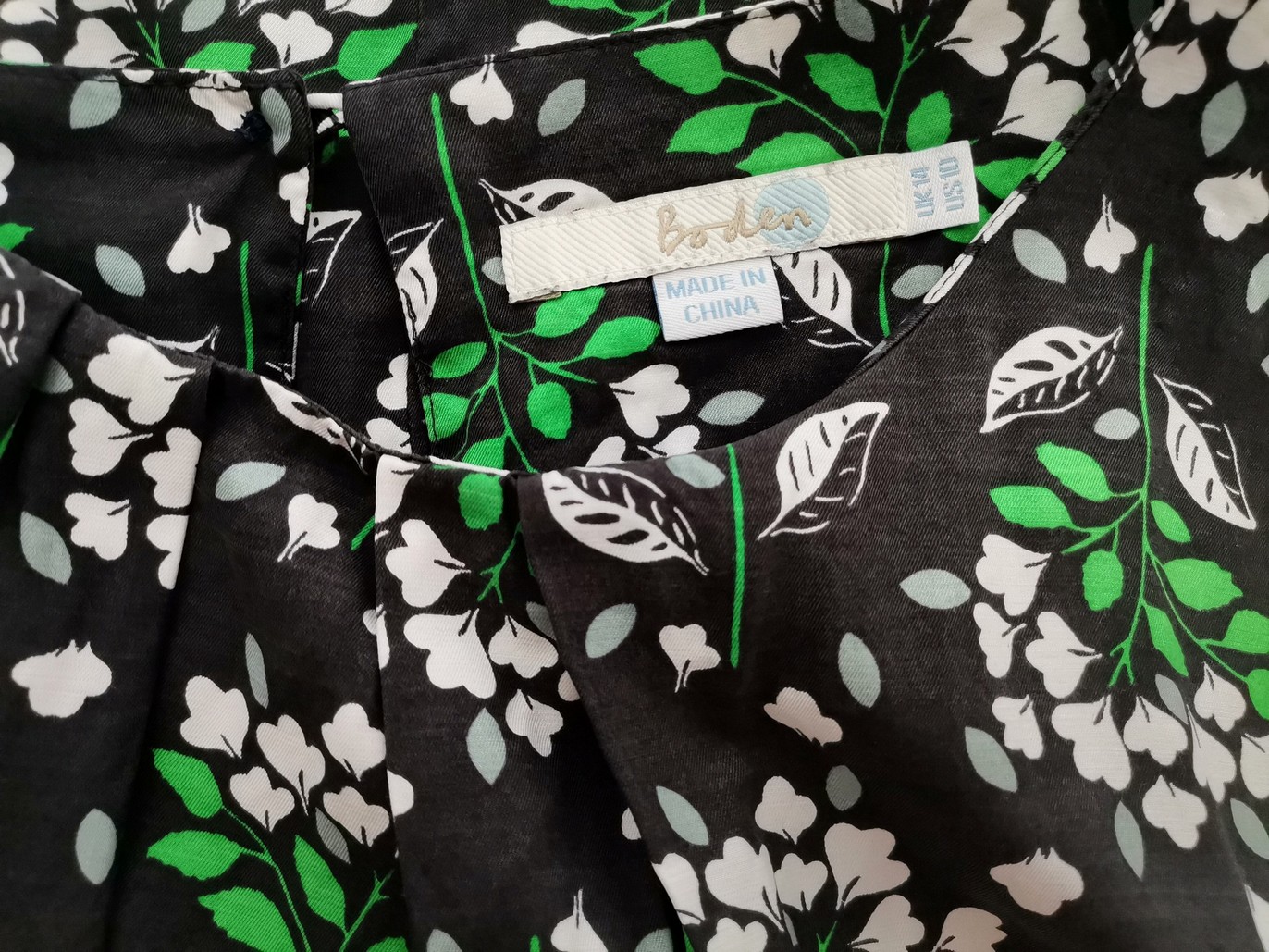 Boden Stl 14 (42) Färg Svart Floral Blad Rund urringning Blus Kortärmad Material Viskos