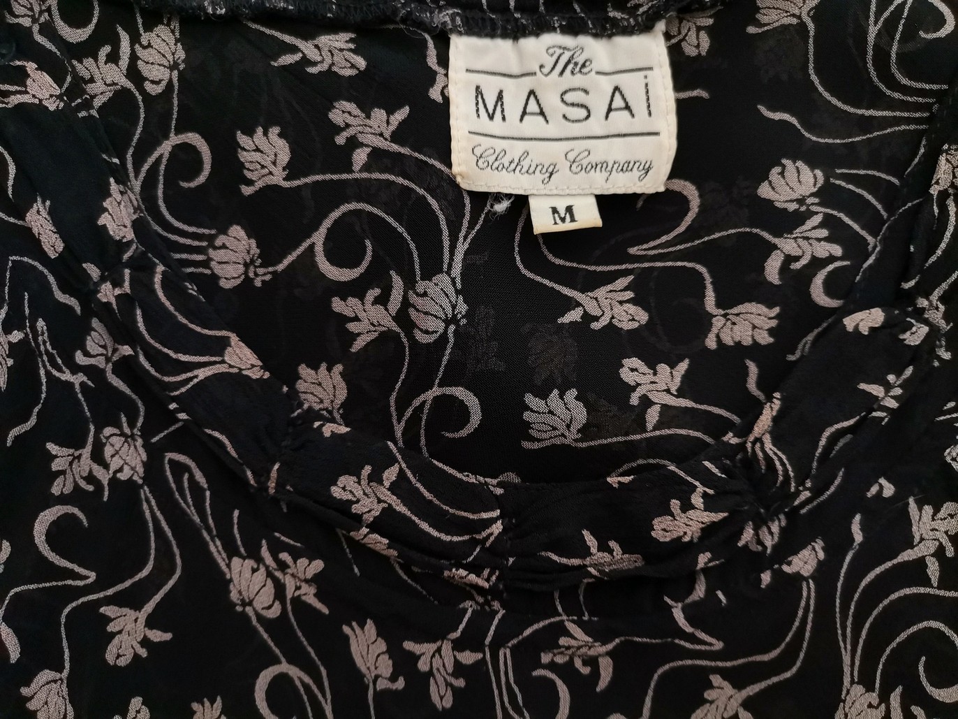 The Masai Stl M Färg Svart Floral Blad Rund urringning Tunika blus Kortärmad