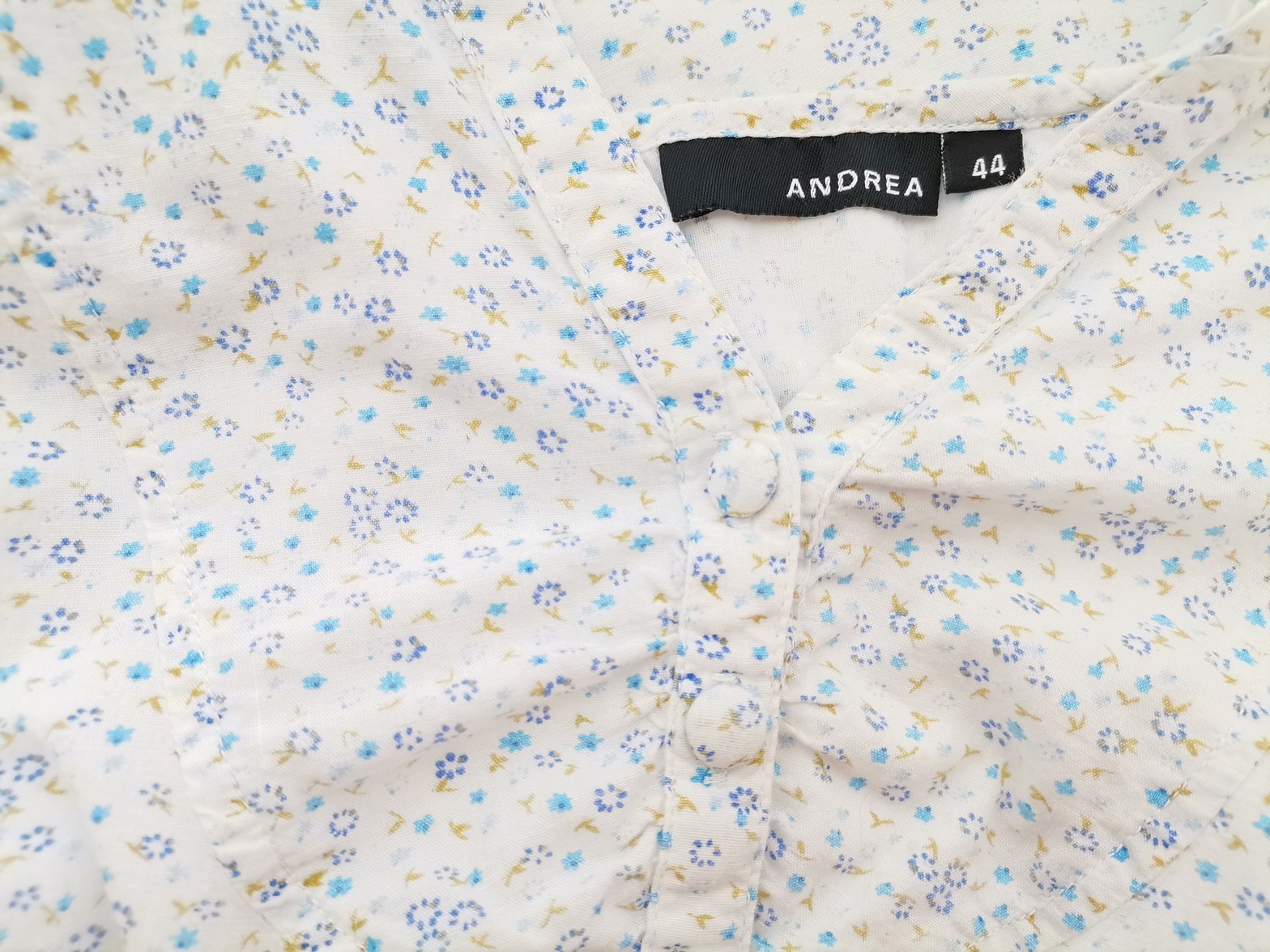 Andrea Stl 44 Färg Vit Split Crew Neck Knäppt Blus Kortärmad