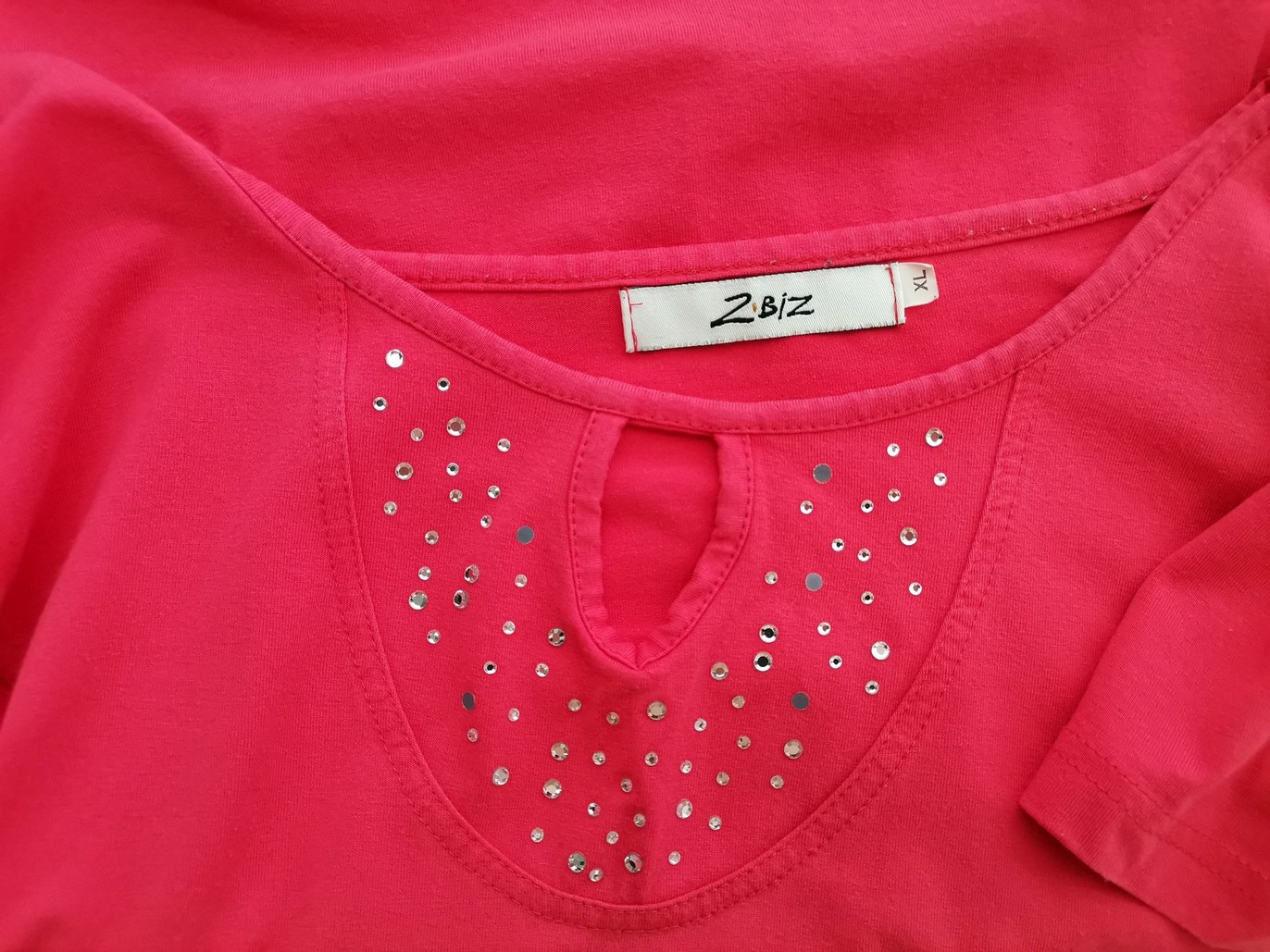 2 Biz Stl XL Färg Rosa Keyhole Crew Neck Blus Kortärmad Material Viskos