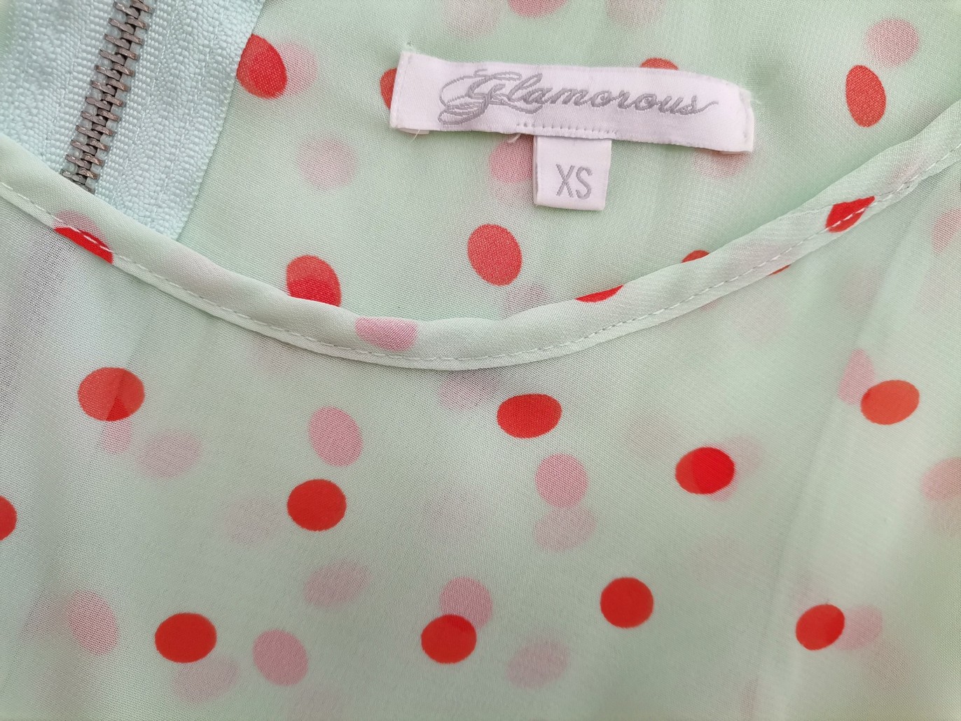 Glamorous Stl XS Färg Mintgrön Prickar Rund urringning Blus Ärmlös