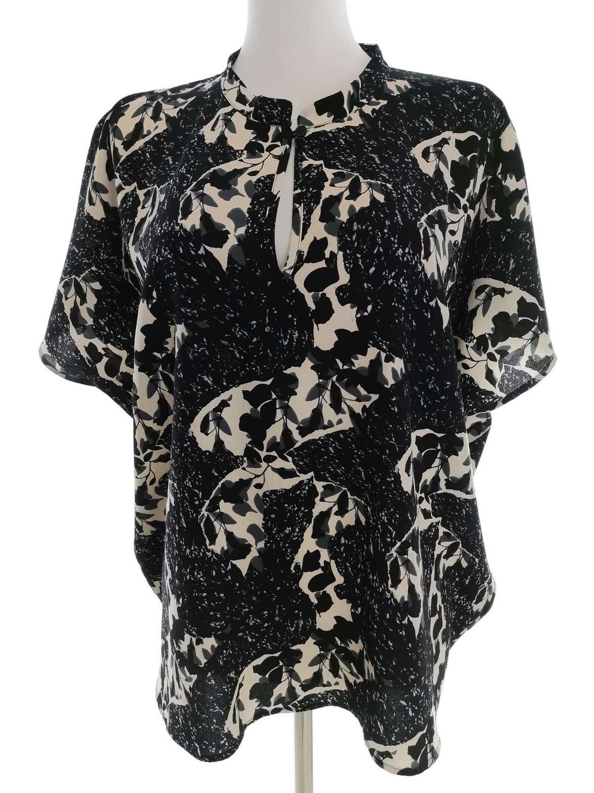 STELLA NOVA Stl 38 Färg Svart Floral Blad Keyhole Crew Neck Blus Kortärmad