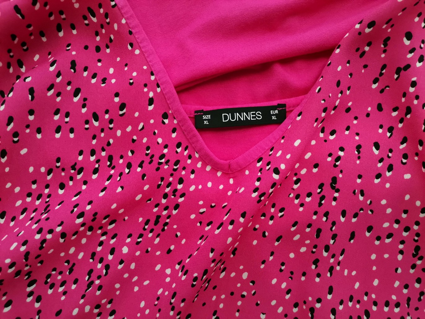 Dunnes Stl XL Färg Rosa Abstrakt Blommig V-ringning Tunika blus Kortärmad