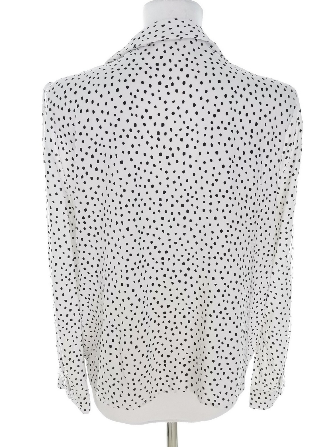 Pull and Bear Stl L Färg Vit Prickar Krage Knäppt Blus ärm 3/4 Material Viskos 100%