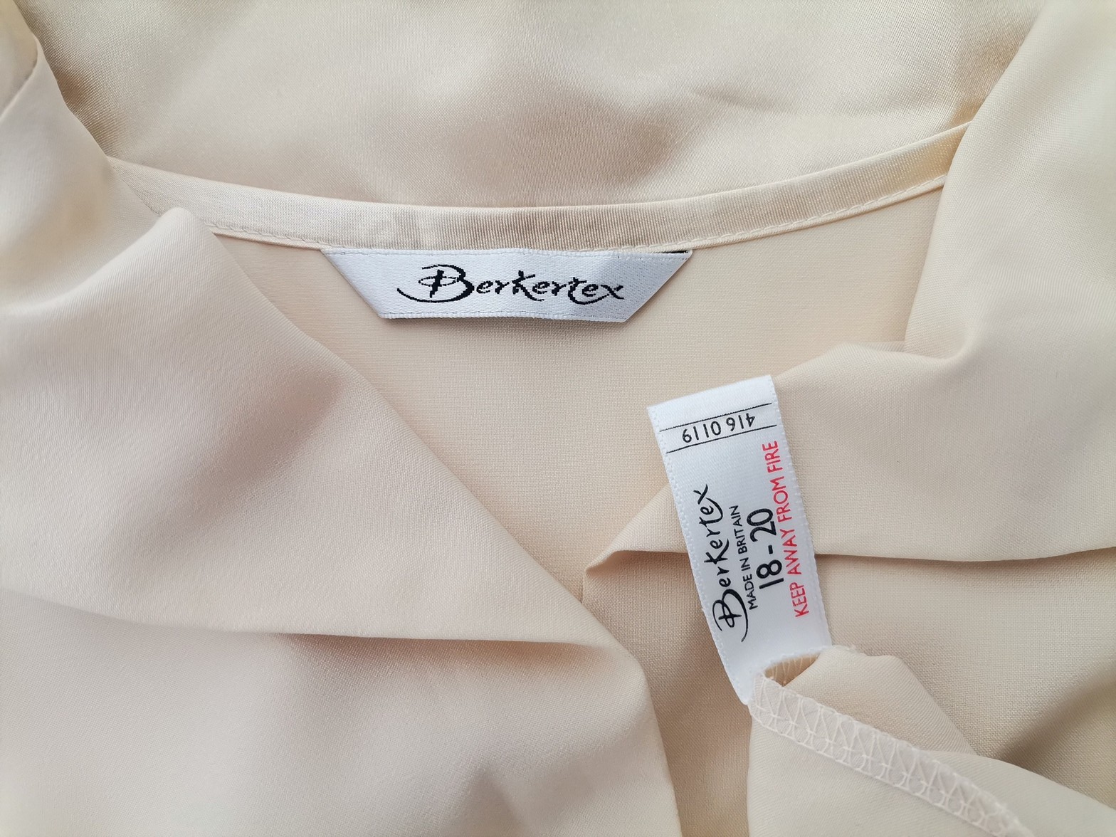 BERKERTEX Stl 18/20 (46/48) Färg Beige Krage Knäppt Tunika Blus Långärmad