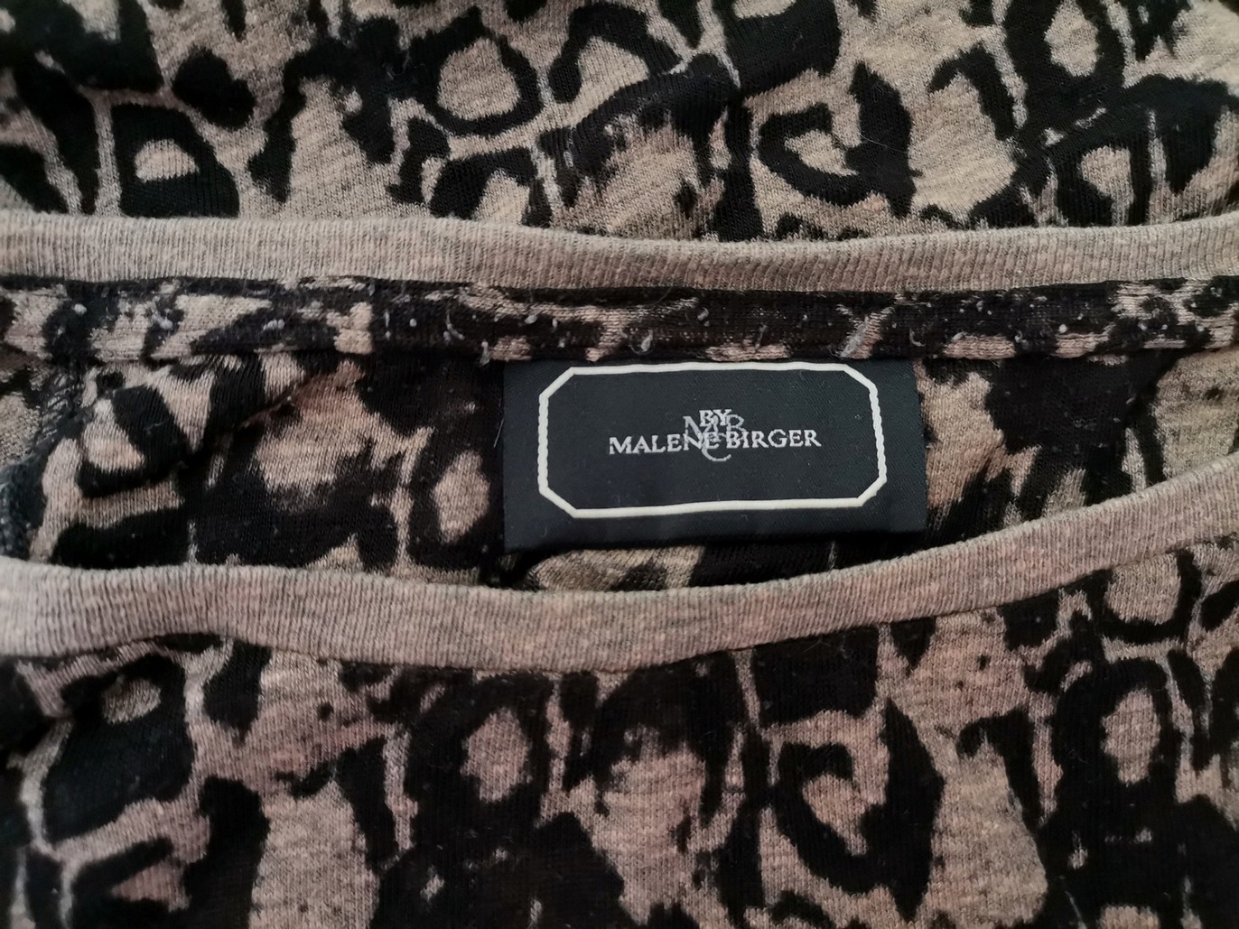 BY MALENE BIRGER Stl XL Färg Brun Rund urringning Blus Långärmad Material Bomull