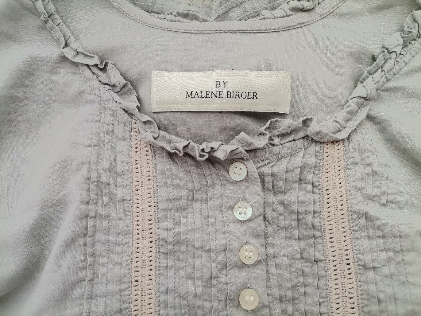 BY MALENE BIRGER Stl 36 Färg Grå U-ringning Peplum Blus ärm 3/4 Material Bomull 100%