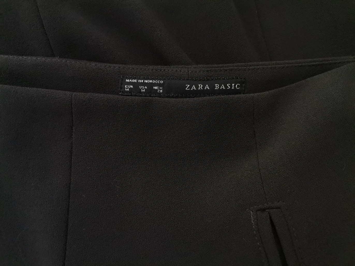 ZARA BASIC Stl M Färg Svart Rak och pennkjol Kjol Knälängd